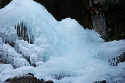 氷瀑の下の氷の写真