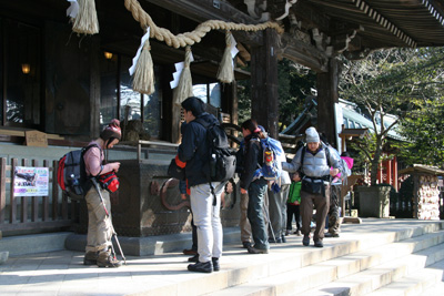 筑波山神社でお参りをしている写真