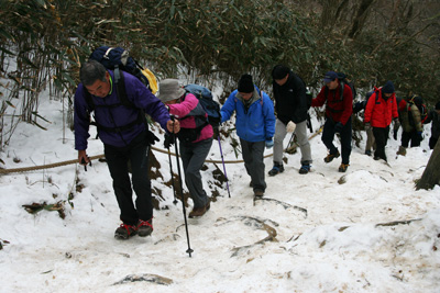 雪の多い女体山への登りの写真