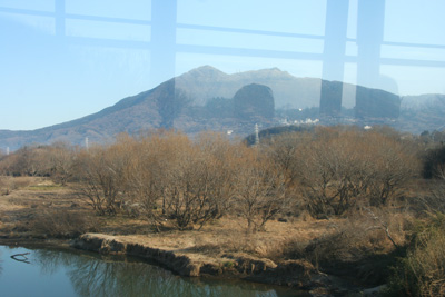 バスの中から見た筑波山の写真