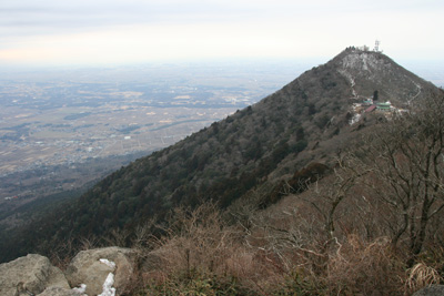 女体山から見た男体山の写真