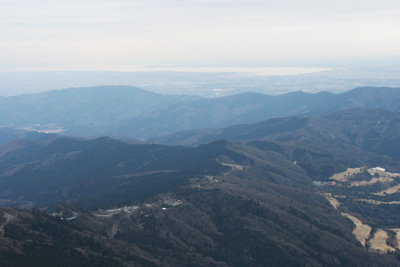 女体山の山頂から見た霞ヶ浦と面筑波スカイラインの写真