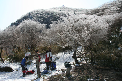樹氷と国見峠で休むメンバーの写真
