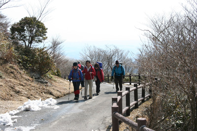 山上公園の舗装道路を歩いている写真