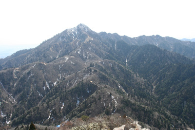 武平峠への下りから見た鎌ヶ岳の写真