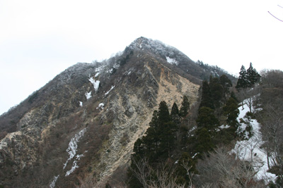 近づいてきた鎌ヶ岳山頂の写真