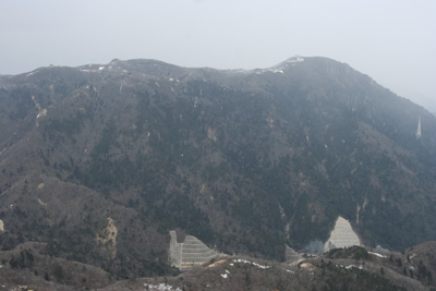 鎌ヶ岳から見た御在所岳の写真