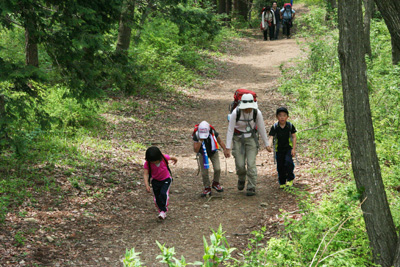 途中の林道に向けて登ってくるＭＹさんと子どもたちの写真