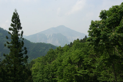 途中の車道から見えた武甲山の写真