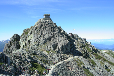 大汝山方面から見た雄山神社の写真