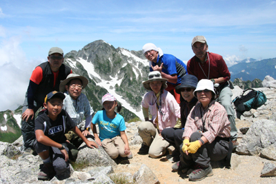 別山北峰で剣岳を背に撮影した集合写真
