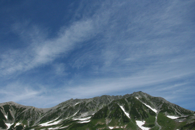 立山三山の上に広がる巻雲の写真