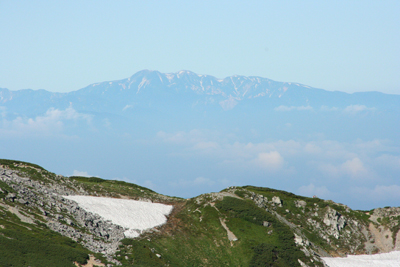 遠く加賀の白山を望遠でとらえた写真