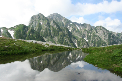 剣沢の池に映る剣岳の写真
