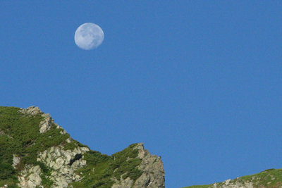 剣御前の上に見えた月の写真