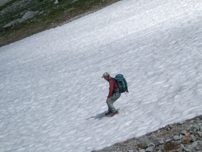 Ｍ．Ｙさんが撮影した雪渓を足ですべっているＡさんの写真