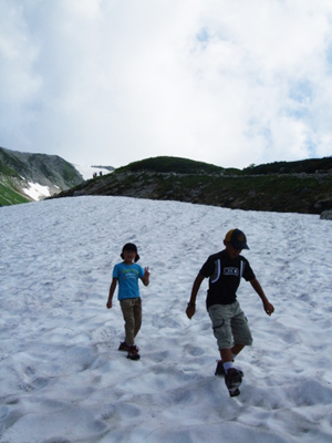Ｍ．Ｙさん撮影の雪渓を下っているＩ兄妹の写真