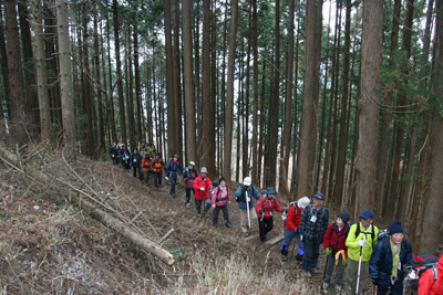 比叡山山頂に向けて歩いている写真