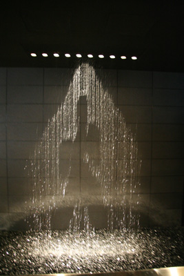 京都駅にある水野芸術モニュメントの写真