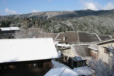 花背山の家の窓から見た７日の朝の様子の写真