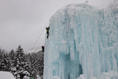 赤岳鉱泉のアイスキャンディを登っている人の写真