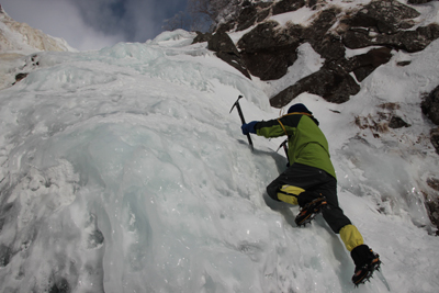 ジョウゴ沢F2の氷瀑下部を登っているAさんの写真