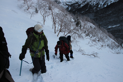 きつい阿弥陀沢を登っている写真