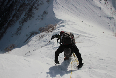 阿弥陀岳と中岳のコルから阿弥陀岳に向かって登っているＣさんの写真
