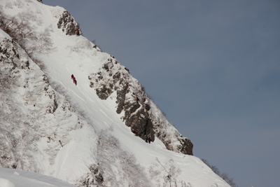 阿弥陀岳北稜の岩峰を登っている人たちと岩峰をまいている人たちの写真