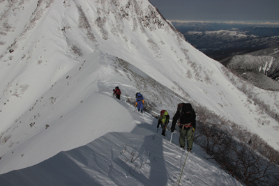 中岳に向けて登っている写真