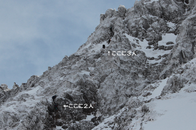 赤岳西壁の主稜丈夫を登っている人たちの写真