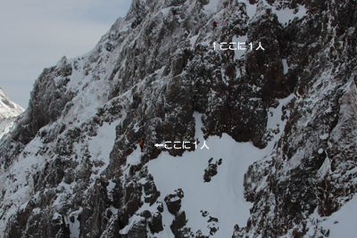 赤岳西壁主稜の下部を登っている人たちの写真