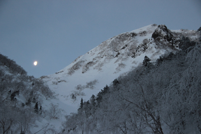 阿弥陀岳と月の写真