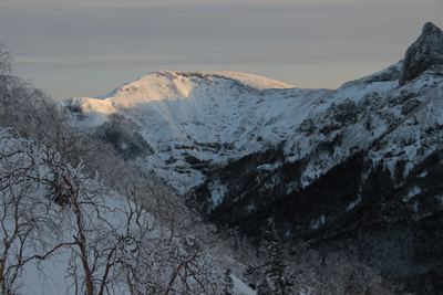 朝日を浴びた硫黄岳の写真
