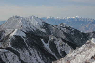 中岳への登りから見た権現岳と南アルプス北部の写真