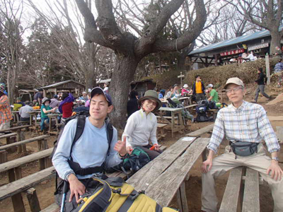 景信山山頂で昼食後の写真