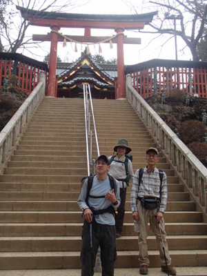 高尾山の薬王院の階段の下での３人の写真