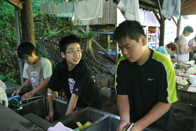 野菜を洗う中学生トリオの写真