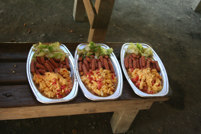 ３つ並んだ朝食（ウインナー、スクランブルエッグ、レタス）の写真