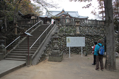 古墳の上に立つ富士浅間神社の社殿の写真