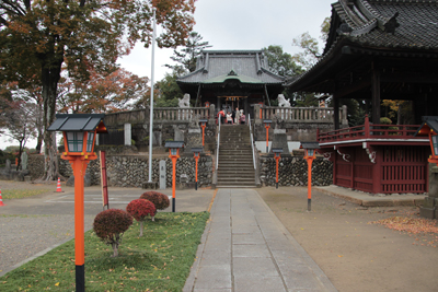 前方後円墳の上に立つ諏訪神社の社殿の写真