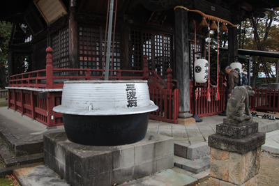 諏訪神社の社殿の横にある五右衛門風呂の釜の写真