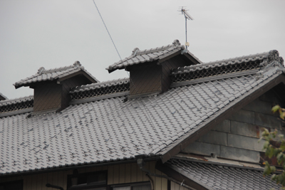 風窓のある瓦屋根の写真