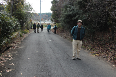 坂田ヶ池から房総風土記の丘に向かって歩いている写真