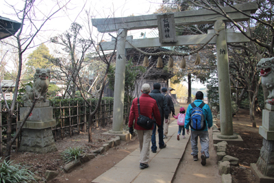 飯綱神社の鳥居をくぐっている写真