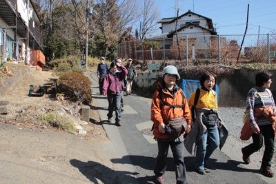 旧鎌倉街道を歩いている写真
