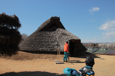 本町田遺跡内の縄文時代の住居の写真
