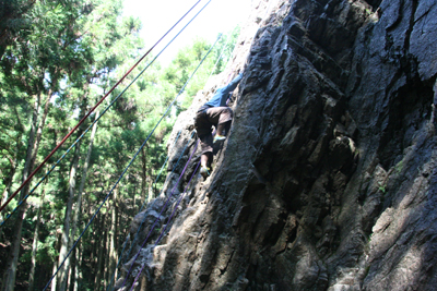 男岩南面のフェースを登るM.Kさんの写真