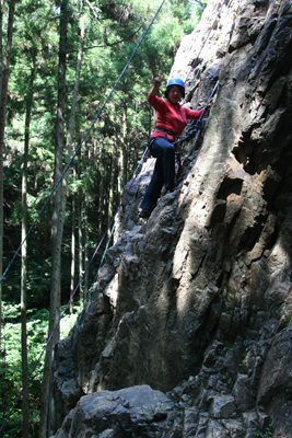 男岩南面フェースを登りながら手を振るS.Kさんの写真