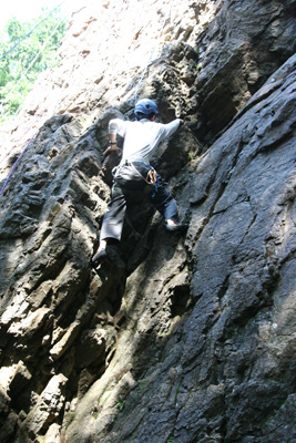 男岩南面の凹角を登るJ.Kさんの写真